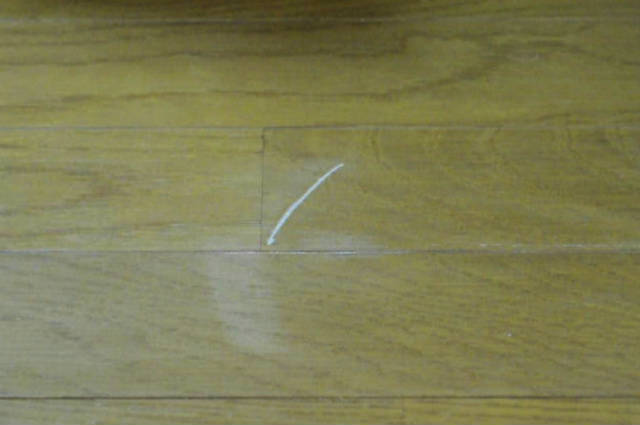 「床の傷を直そう！」簡単なフローリングの補修方法