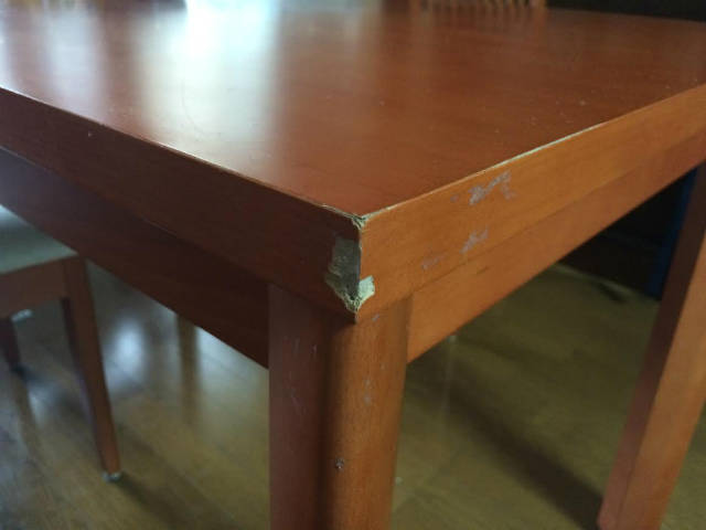 テーブルの角を補修する方法「エポキシパテと補修ペン」