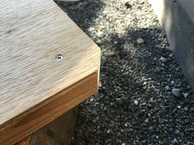 グラインダーで木材を成形