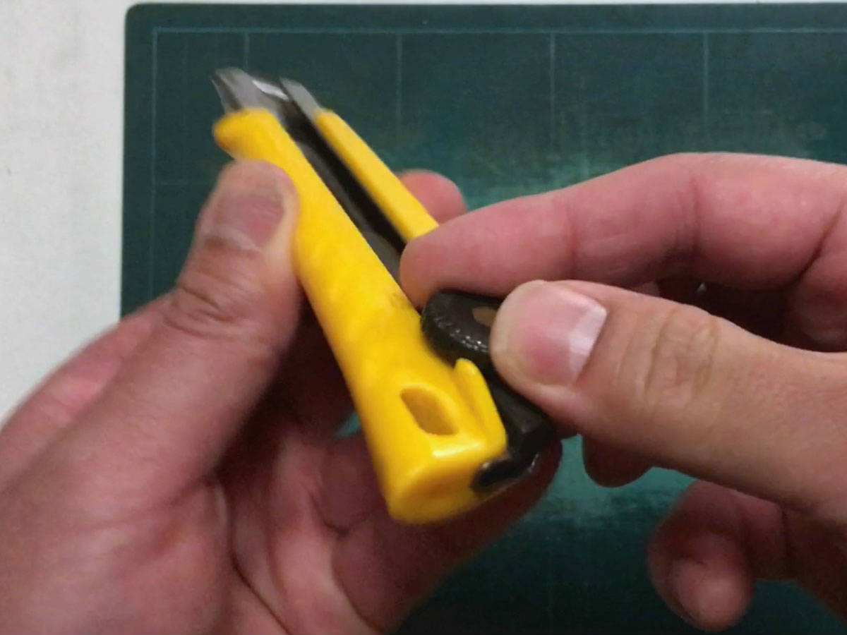 カッターの刃の交換方法とカッターの刃の折り方 スローホーム